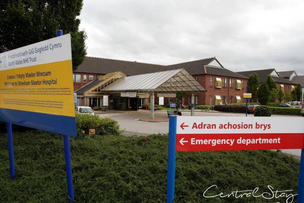 Wrexham Central Stay Apartment Seven Екстериор снимка